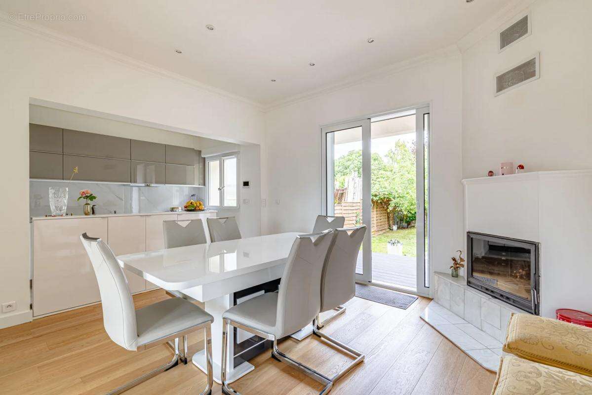 Maison à CHENNEVIERES-SUR-MARNE