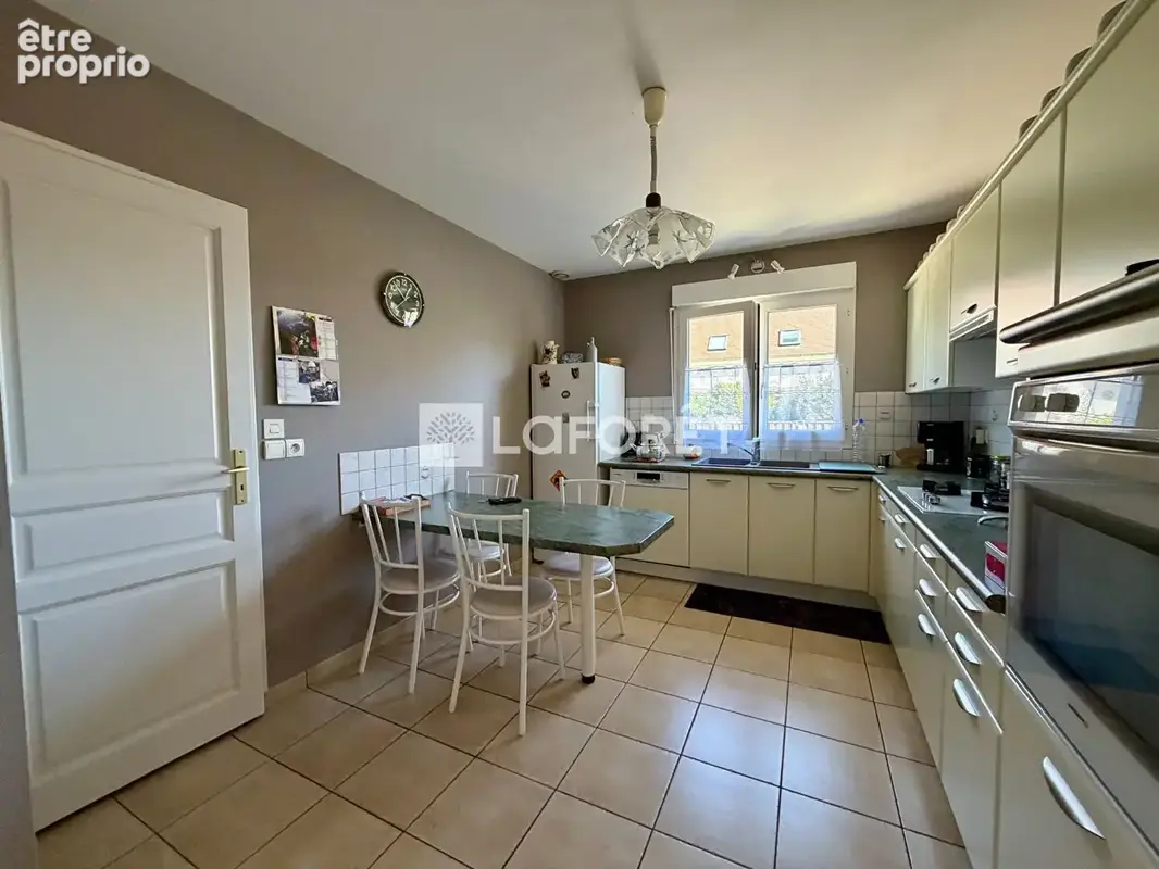 Une maison familiale comme on en trouve rarement à proximité du centre-ville - photo 4