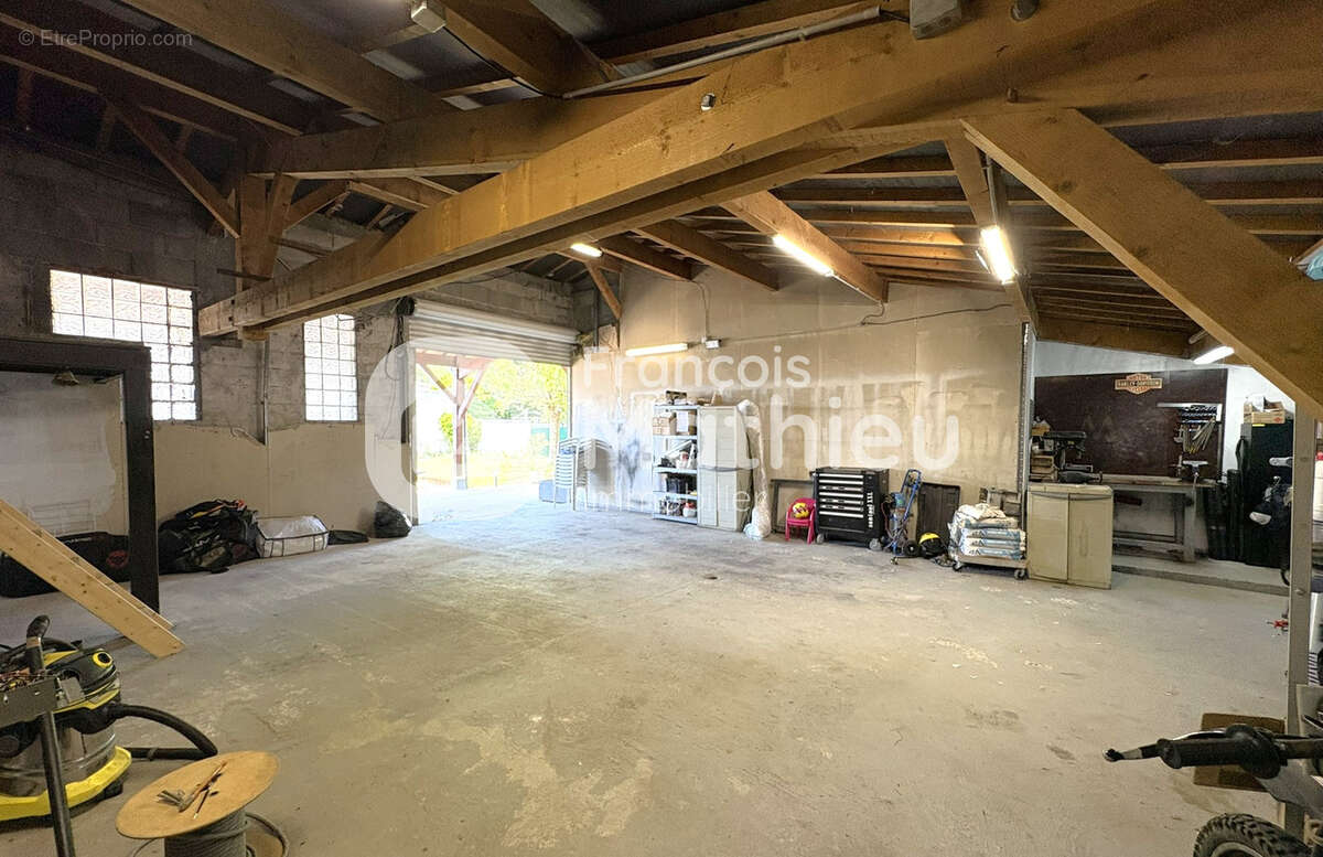 LE PLANTAY - Grande maison 4 chambres et bureau avec grand garage sur 696 m2 de terrain - photo 19