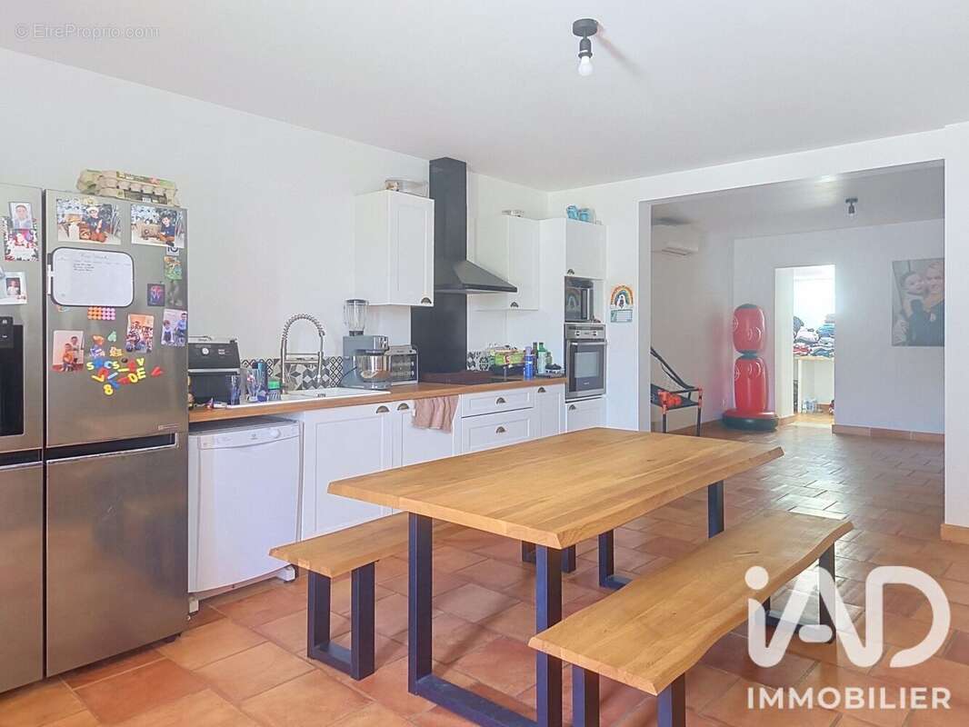 Maison 182 m² à Saint-Martin-De-Coux  - photo 5