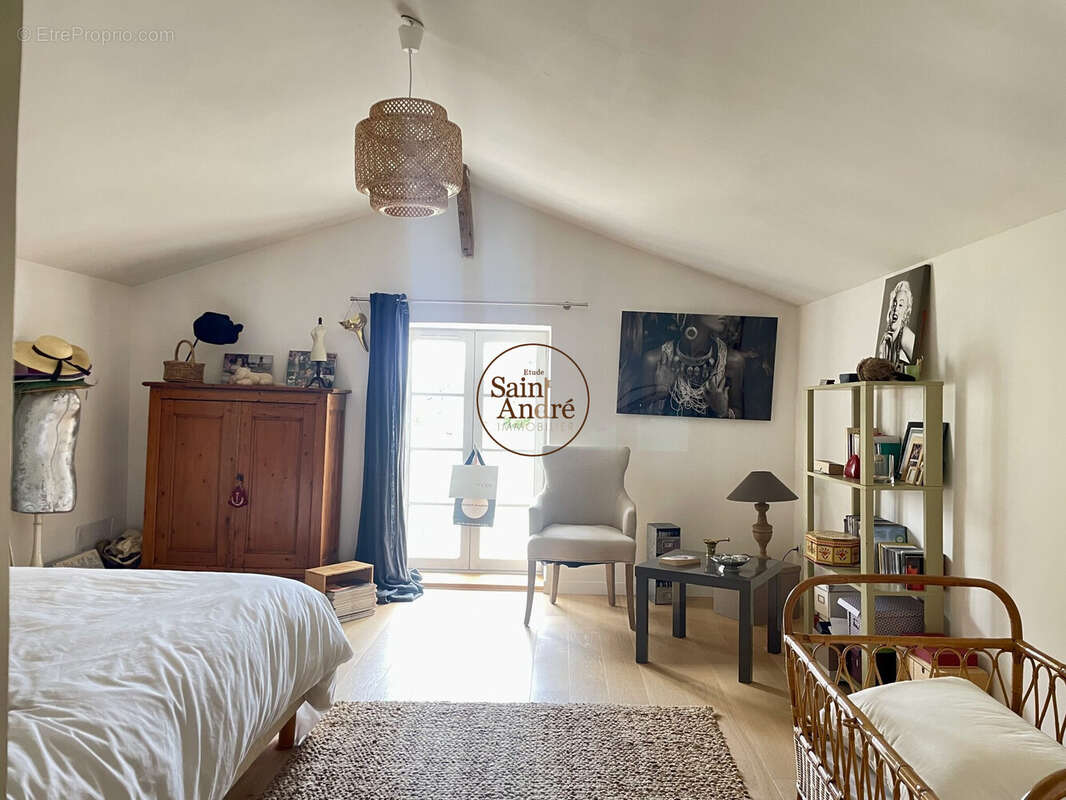 Chambre - Maison à PUYMOYEN