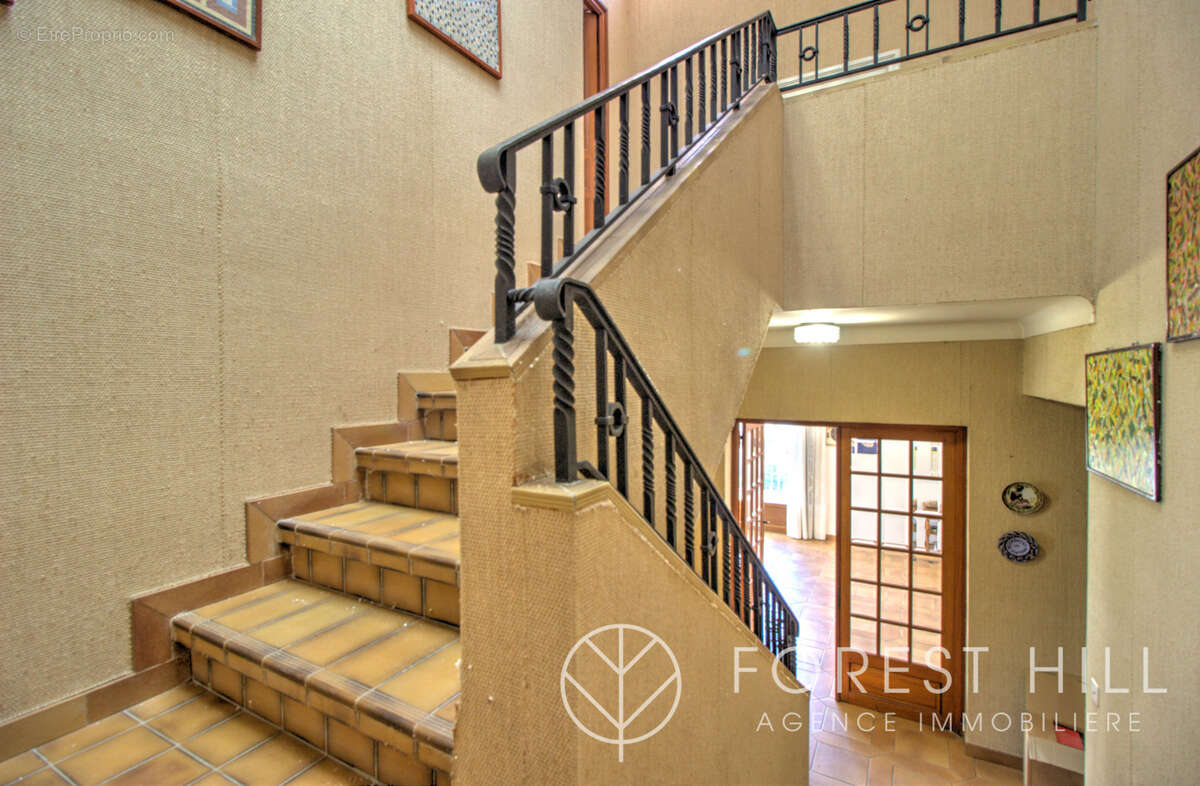 Maison 4 faces   fort potentiel, grand garage et terrain - photo 13