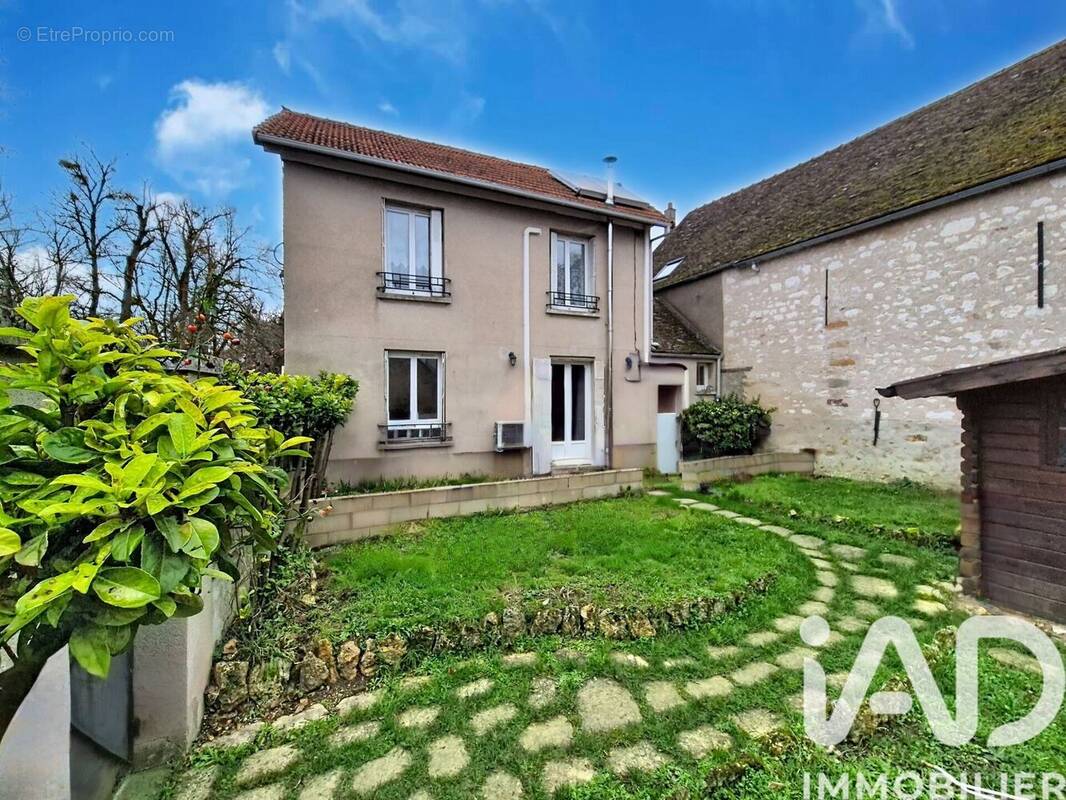 Photo 1 - Maison à VILLENEUVE-LA-GUYARD