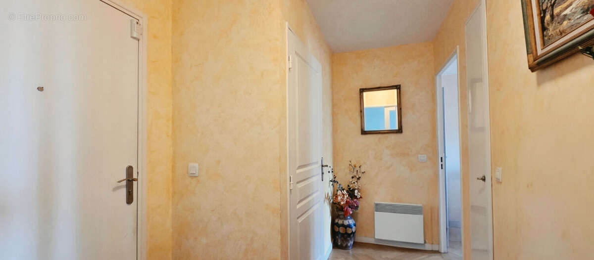 Appartement 5 pièces à vendre à Étampes dans une résidence sécurisée avec ascenseur et place de stationnement couverte, idéaleme - photo 4