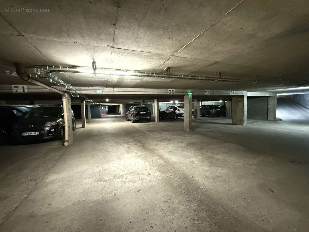 Parking à PARIS-12E