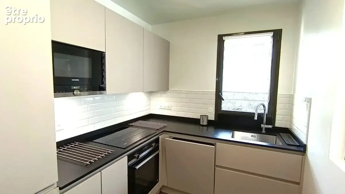 PARIS XVème, bords de Seine superbe 3 pièces de 77 m2 avec balcon, 2 grandes caves et parking en sous-sol. - photo 7