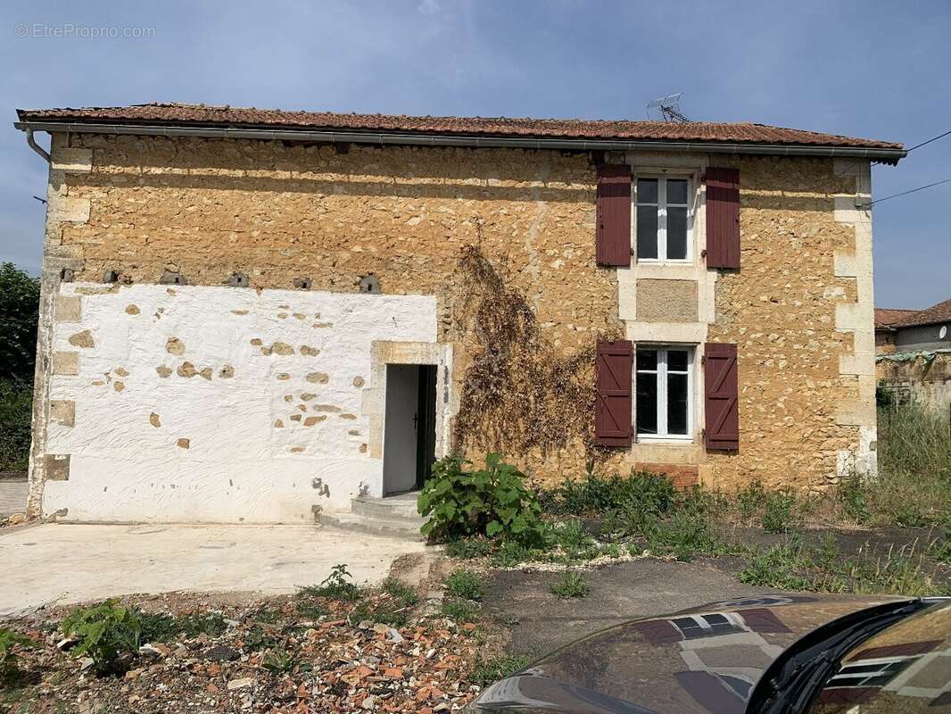 Ensemble immobilier proche de la Rochefoucauld - photo 4