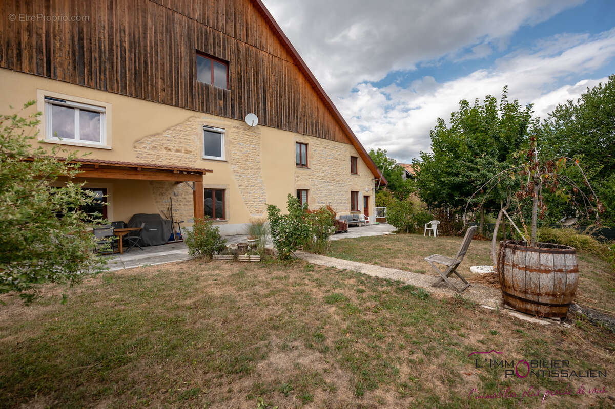 Maison de caractere offrant de beaux volumes - photo 24