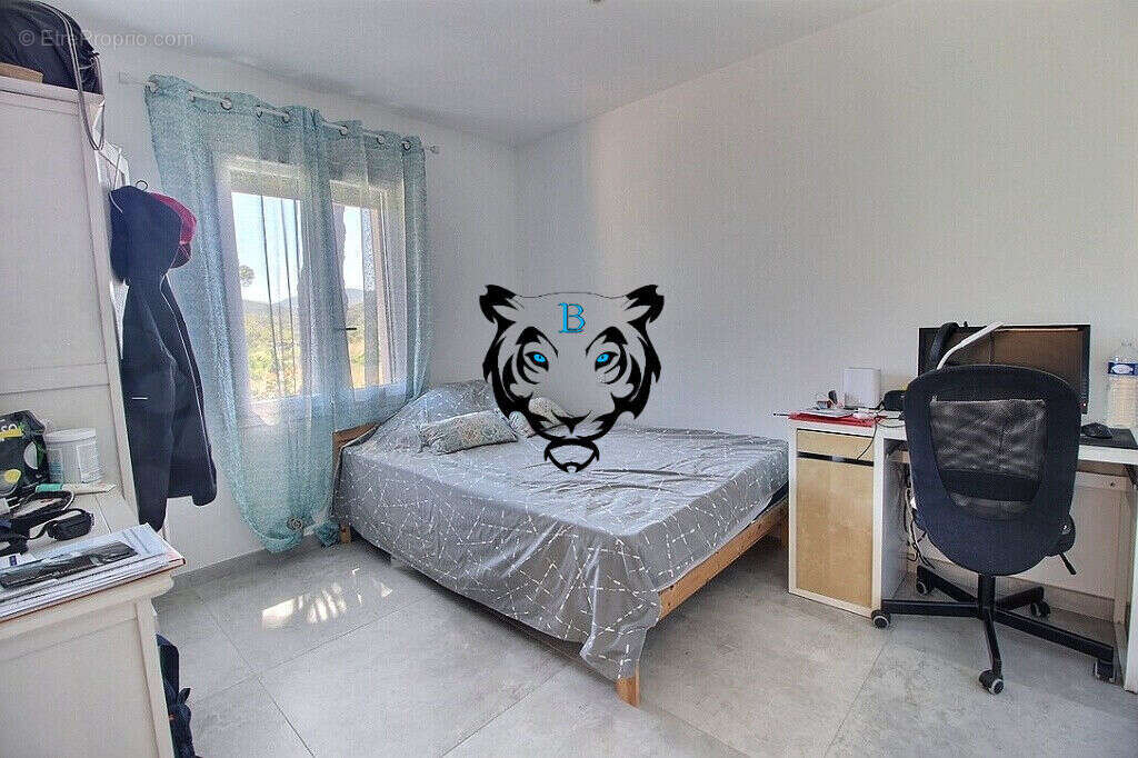 Maison à LE MUY