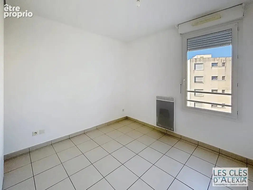T3 - saint-priest - traversant avec balcon et places de parking - photo 8