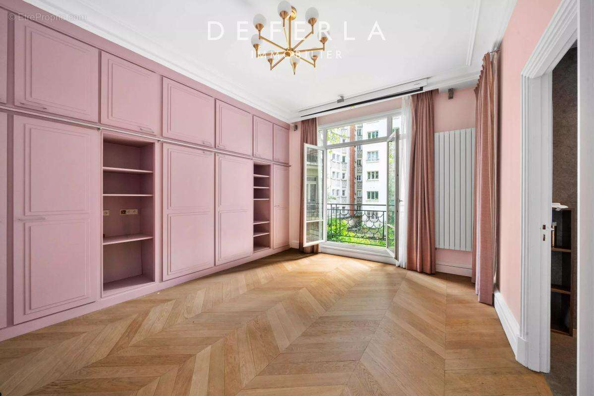 Appartement à PARIS-16E