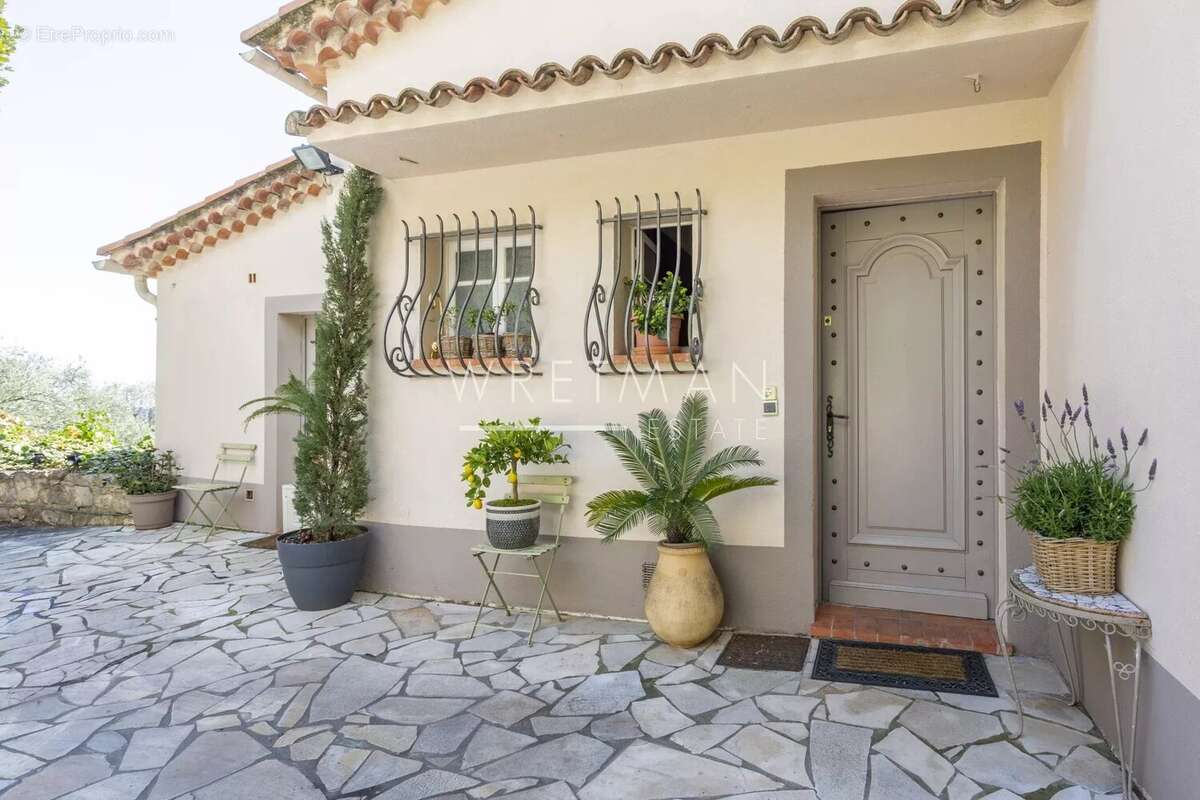 Maison à CHATEAUNEUF-GRASSE