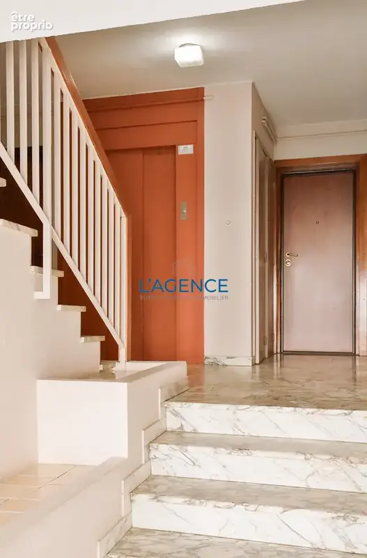 Appartement T4 de 104 m2 au centre ville de Hyères avec ascenseur cave et parking privatif - photo 6