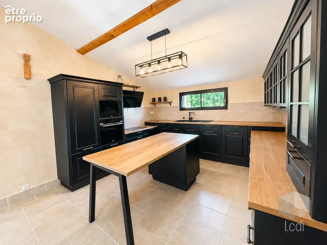 CHAROLS, propriété de 365 m2 sur un terrain 2 hectares - photo 2