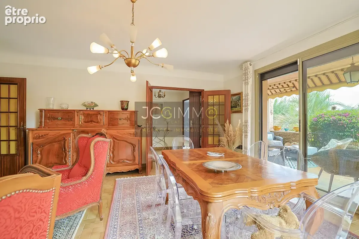 Villa de 318m2 avec deux logements indépendants et fort potentiel ! - photo 14
