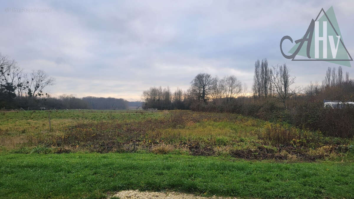 Terrain à VILLENEUVE-LES-BORDES