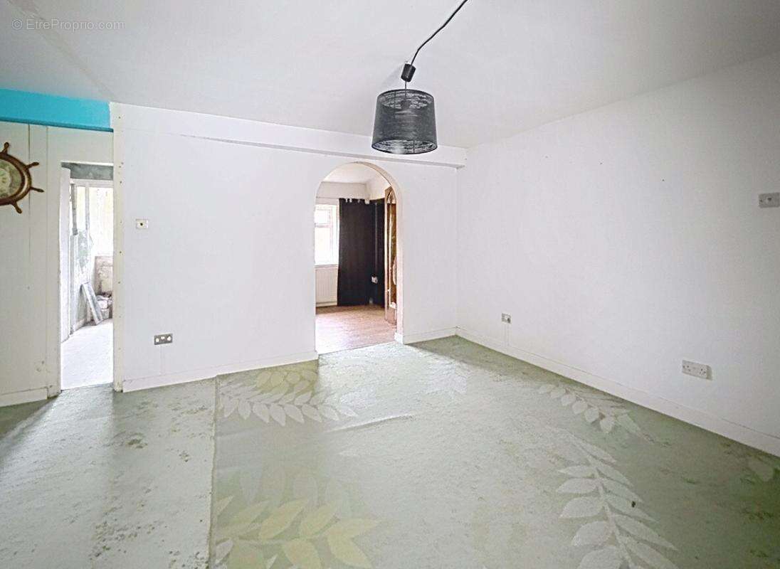 EXCLUSIVITE  A THENAC Maison à rénover de 271 m2 utile - photo 10