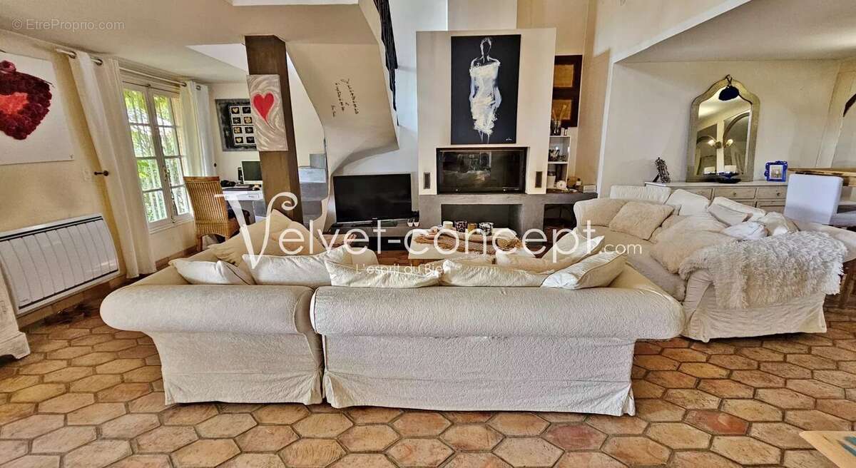 Maison à CHATEAUNEUF-GRASSE