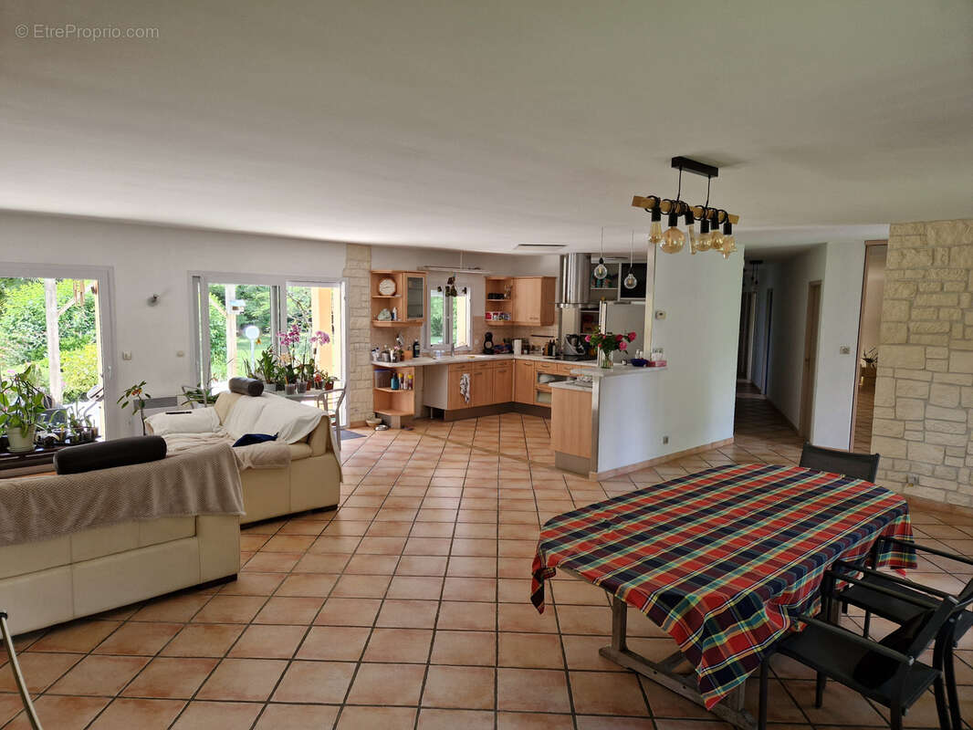 Proche Périgueux MAISON de PLAIN PIED 146 m2 avec 4 chambres / Grand garage / Grand terrain avec PISCINE. - photo 15