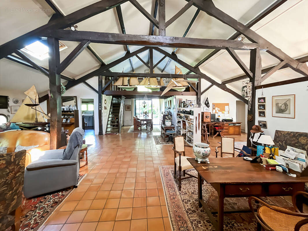 Propriété de caractère avec grange réhabilitée et dépendances sur plus de 3 400 m² à Challans - photo 2