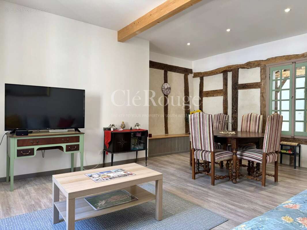 Eymet – Immeuble de rapport au cœur de la bastide avec maison, studio et local commercial - photo 5