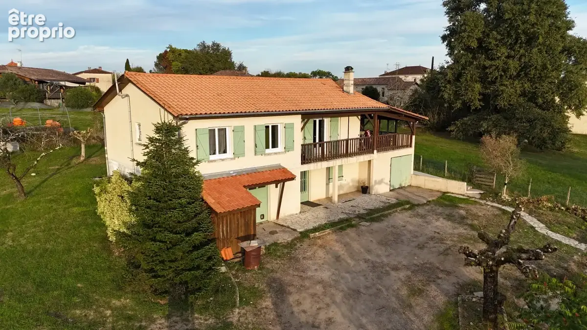 Maison traditionnelle - 3 chambres et bureau - Véranda - Garages - Jardin - photo 2
