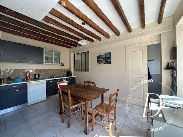 Cuisine avec porte à galandage. - Maison à CIVIERES