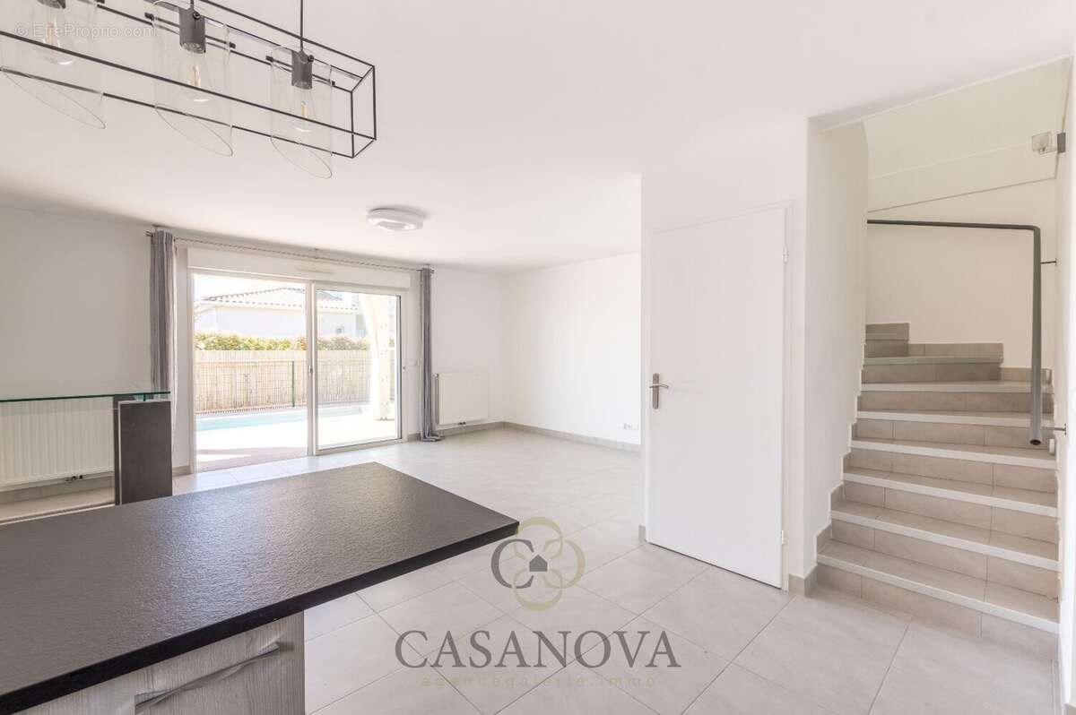 Maison à SAINT-CLEMENT-DE-RIVIERE