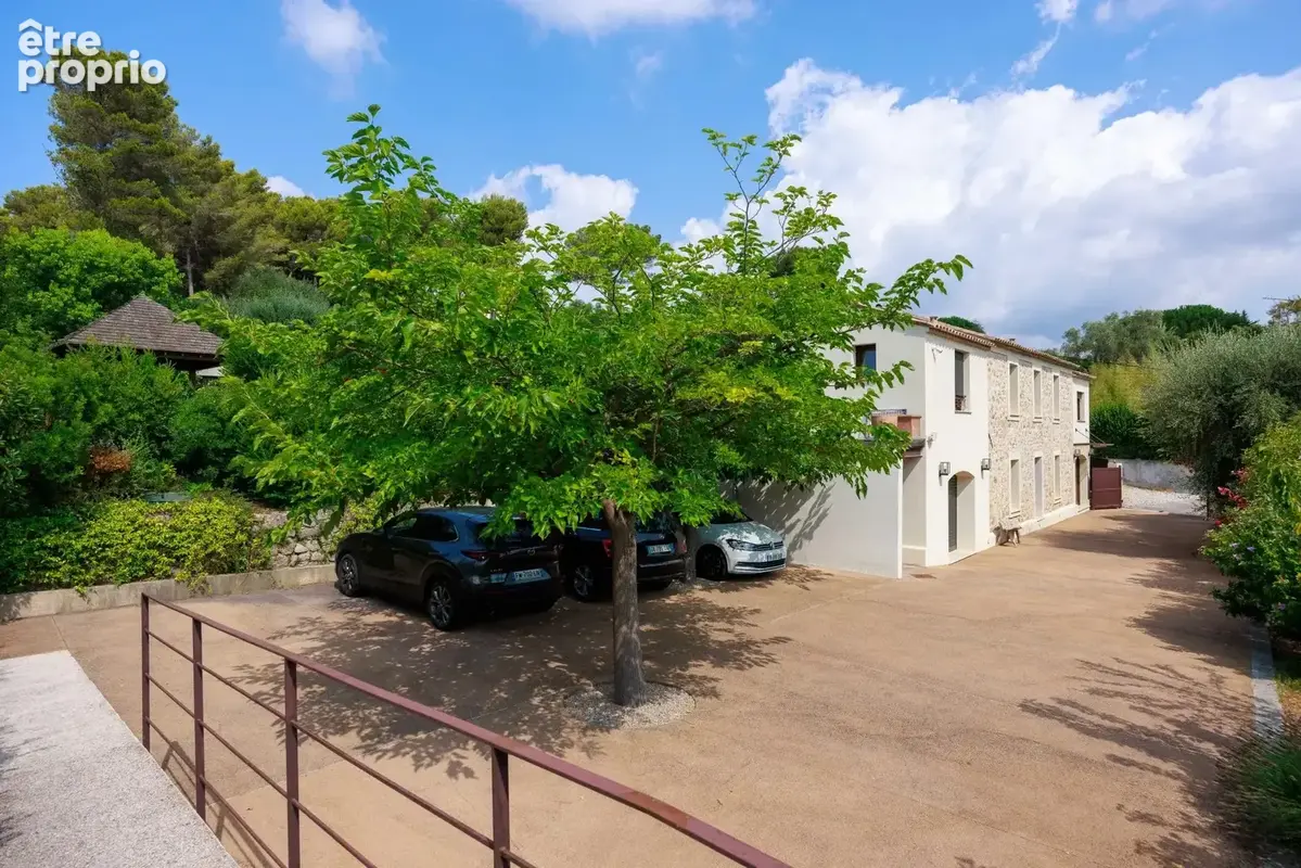 MOUGINS - Élegante bastide renovée de 1887  – Quartier résidentiel au calme à proximité des commerces - photo 15