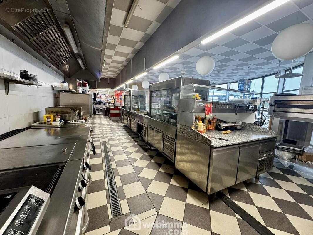 four à pizza et bac fraîcheur pour une organisation optimale et un service rapide - Commerce à FRESNOY-LE-GRAND