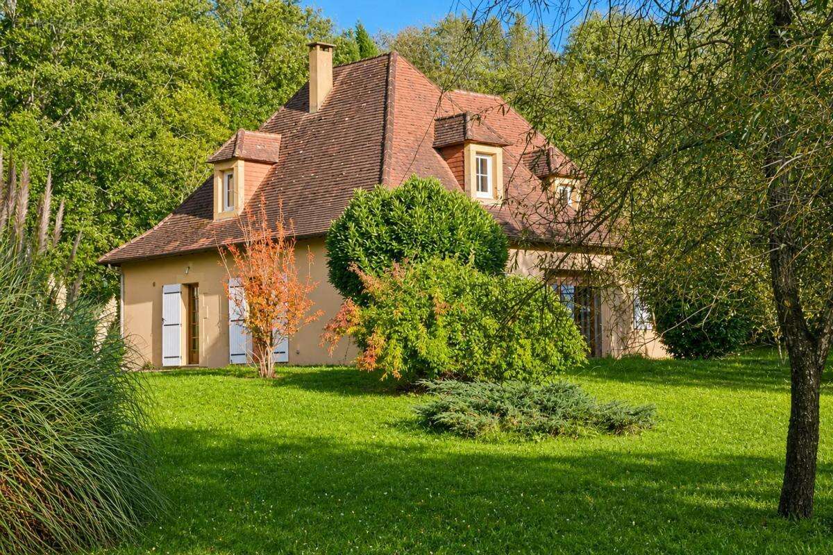 Maison 8 pièces spacieuse à Sainte-Foy-de-Longas - photo 10