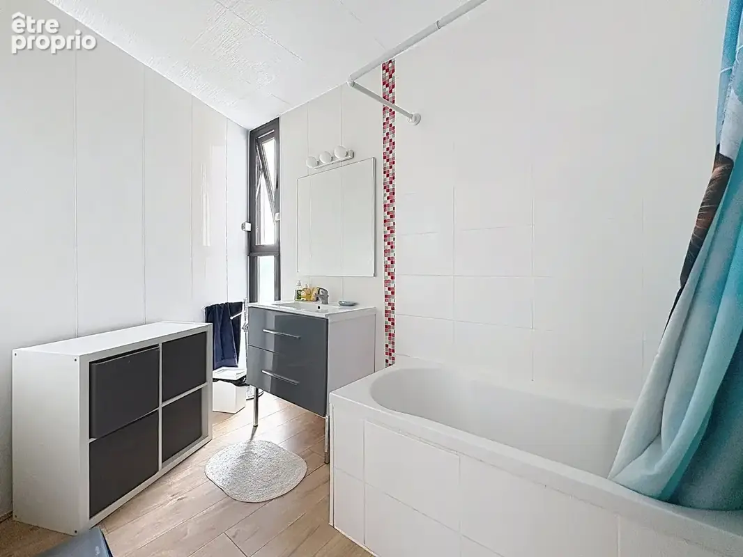 Appartement 4 pièce(s) - 79.86 m² proche tram et facs - photo 5