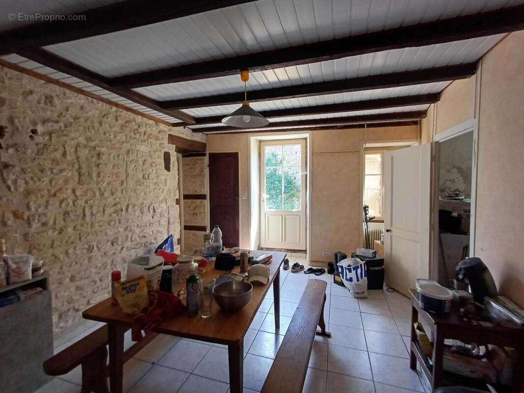 Maison à LES ADJOTS