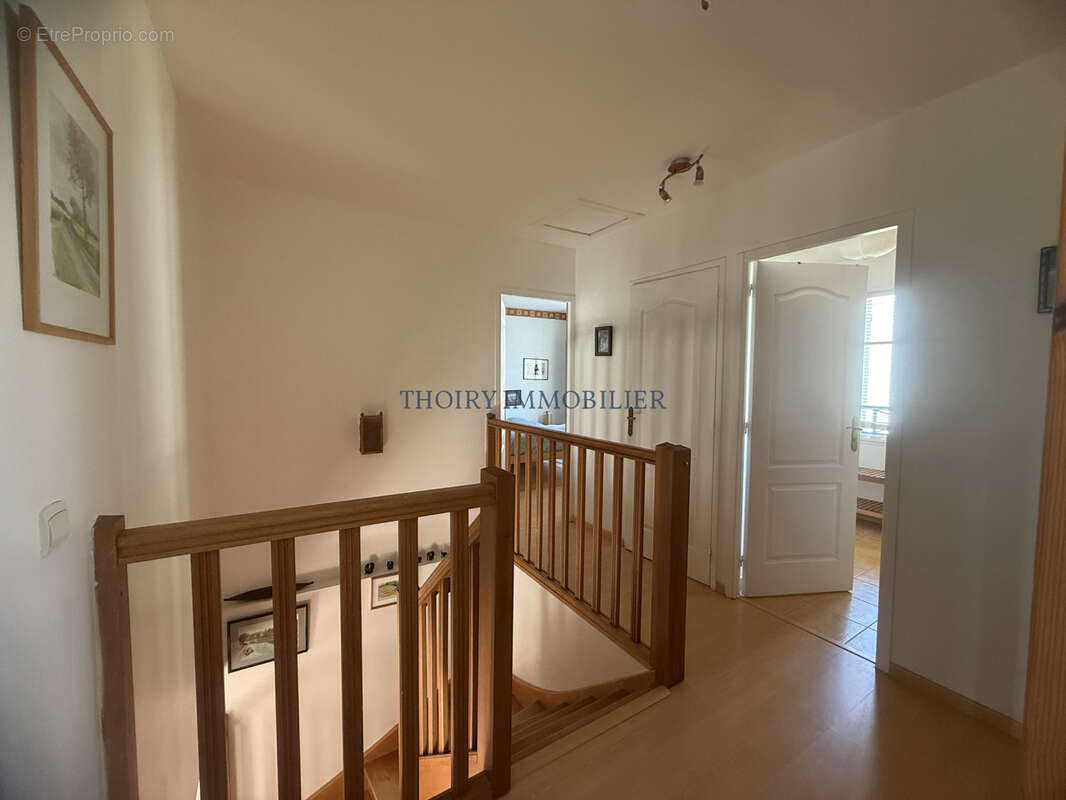 THOIRY. Maison traditionnelle de 127 m2 habitables sur 530 m2 de terrain - photo 6