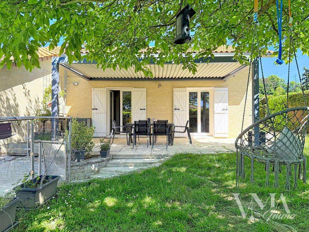 LA TOUR-DE-SALVAGNY   Maison familiale 7 pièces avec piscine 650 000 €  146 m2 Carrez  Terrain 631 m2 - photo 2