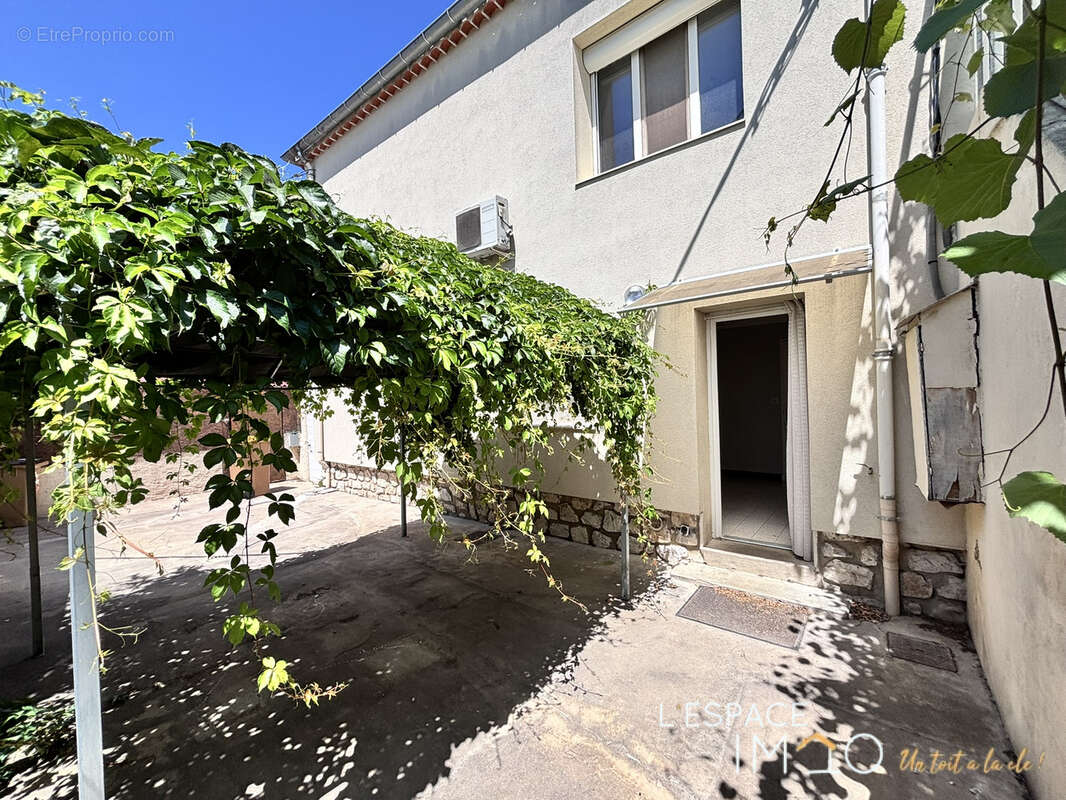Exclusivité - Maison de ville avec cours et grand garage ! - photo 2