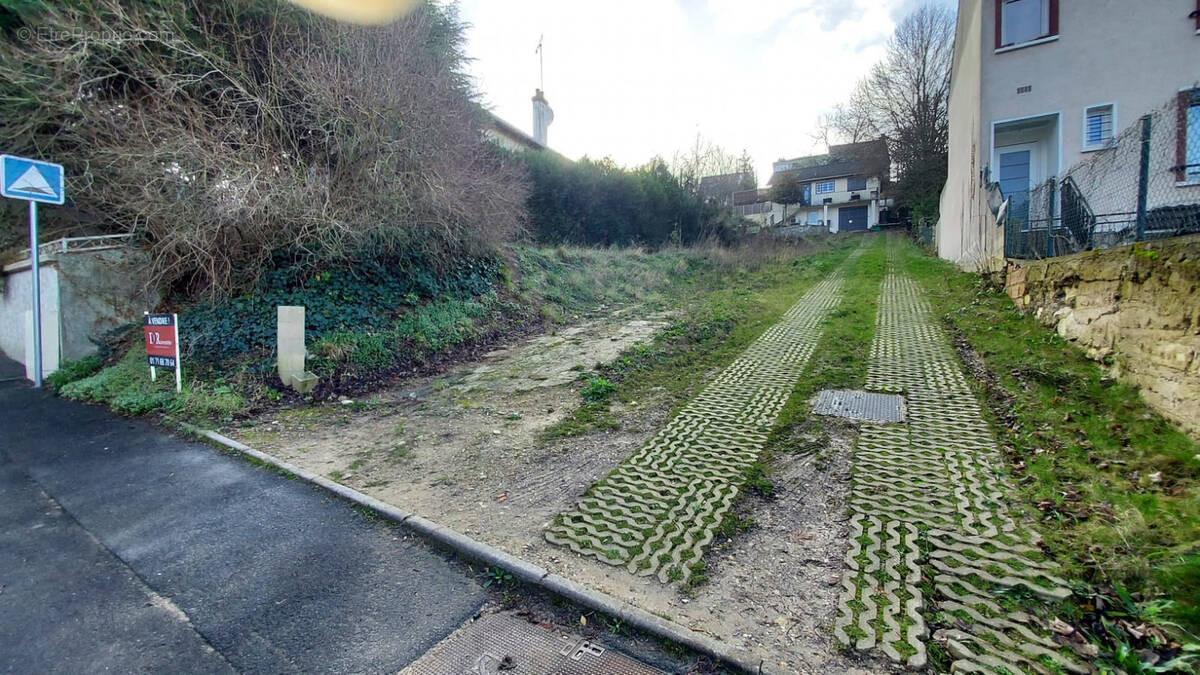 Terrain à LA FRETTE-SUR-SEINE