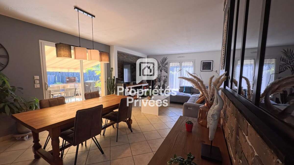 Maison PLAIN-PIED + 2 GARAGES - Secteur Nontron - photo 3
