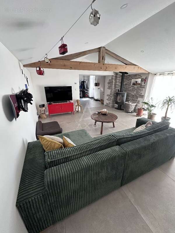 Maison en pierre rénovée avec grange et grand jardin en village - photo 3