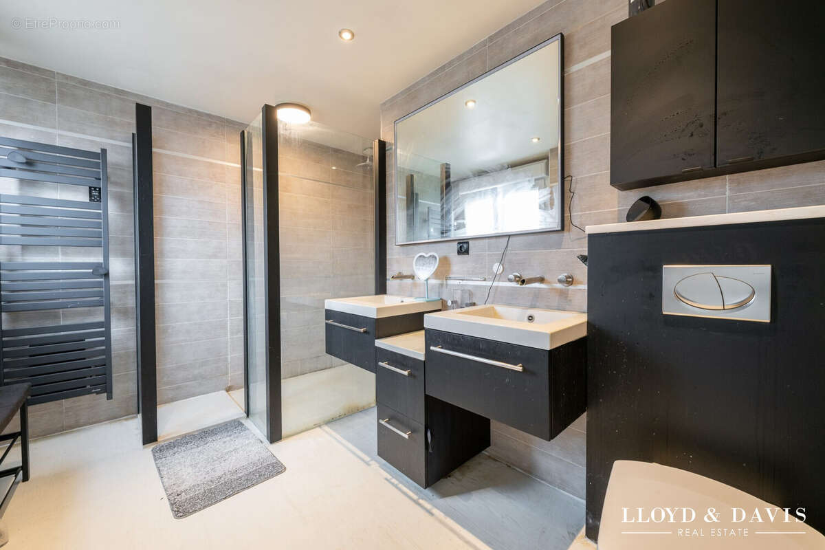 Salle d'eau de la chambre parentale- douche à l'italienne &amp; double vasque - Maison à SAULX-LES-CHARTREUX