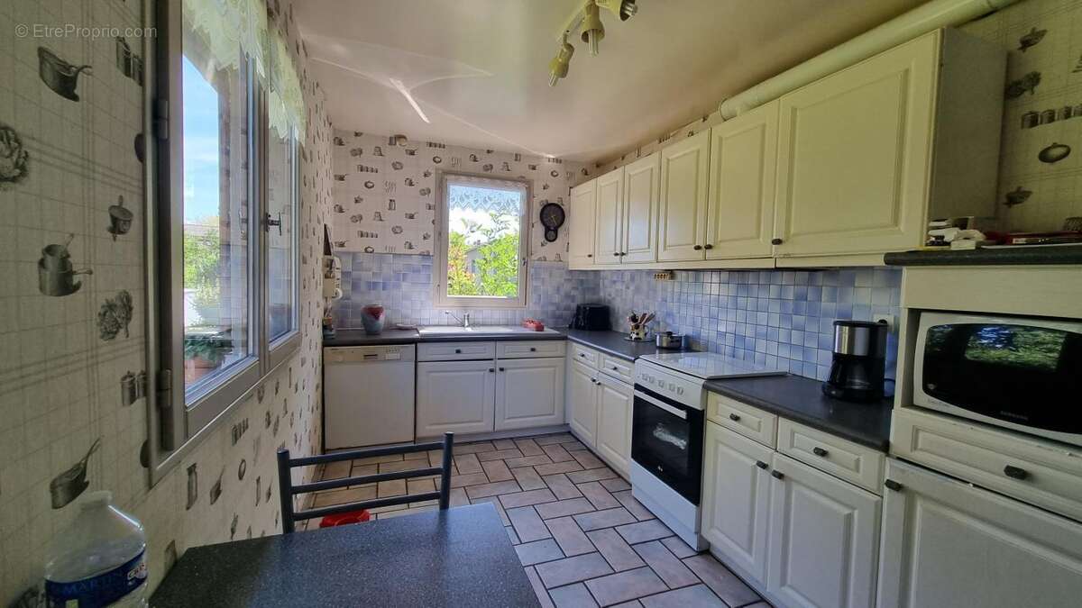 Maison à SAINT-PIERRE-DE-CHIGNAC