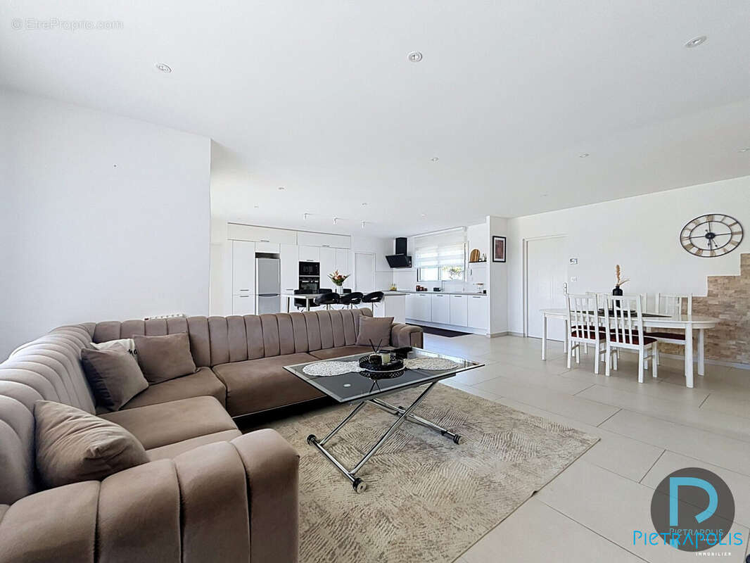 Maison 137 m² à Perrex  - photo 5