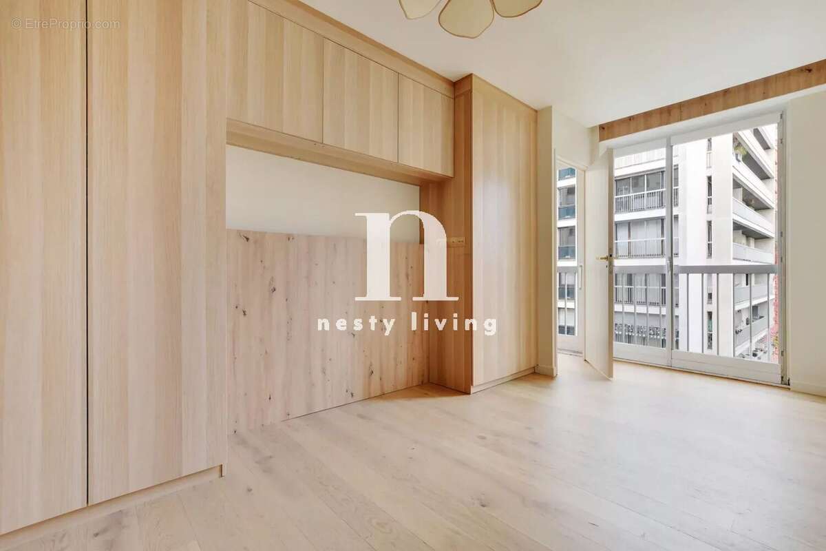 Appartement à PARIS-16E