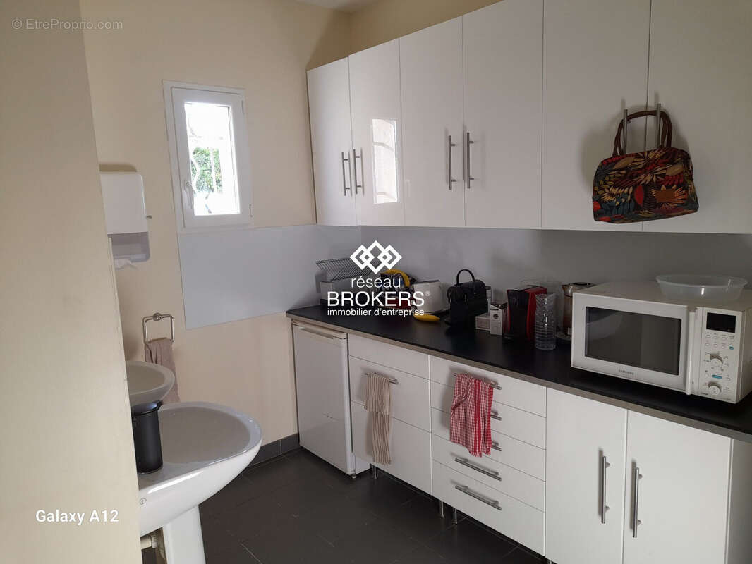 Commerce à SAINT-DENIS-DE-L'HOTEL