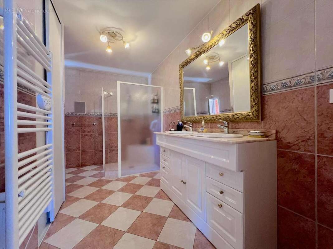Maison 120 m² à Decines-Charpieu  - photo 9