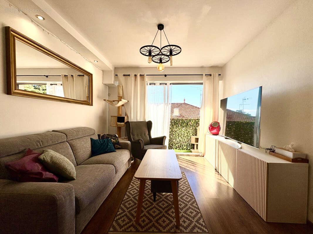 Appartement à SAINT-LAURENT-DU-VAR