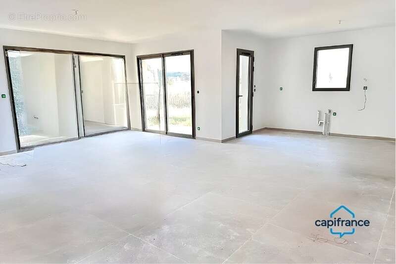 Maison à VIC-LA-GARDIOLE