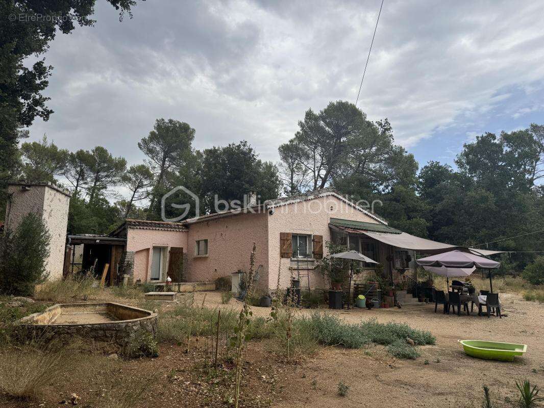 À La Roquebrussanne (83136), maison de plain-pied rénovée avec studio indépendant sur 1 650 m² de terrain plat et clôturé - photo 4