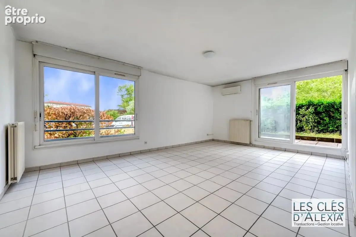 Bron – t3 en rez-de-jardin – terrasse, jardin, cave et stationnement - photo 1