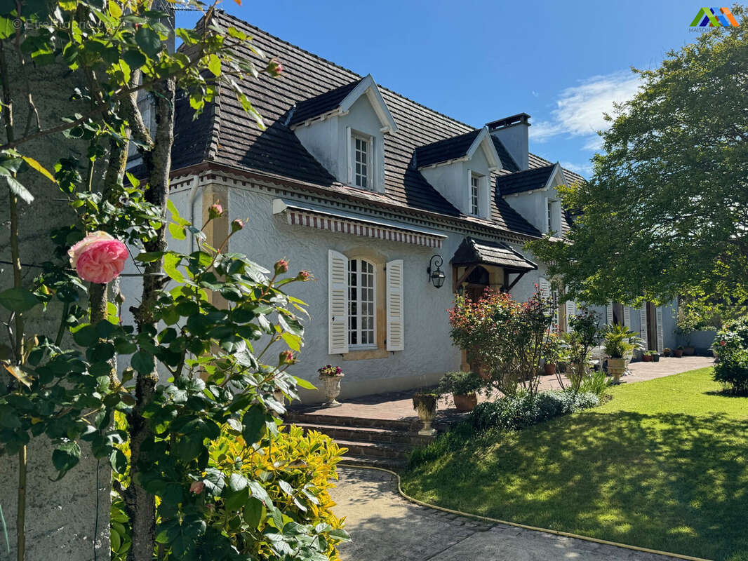 Maison 268 m² à Morlaas  - photo 4